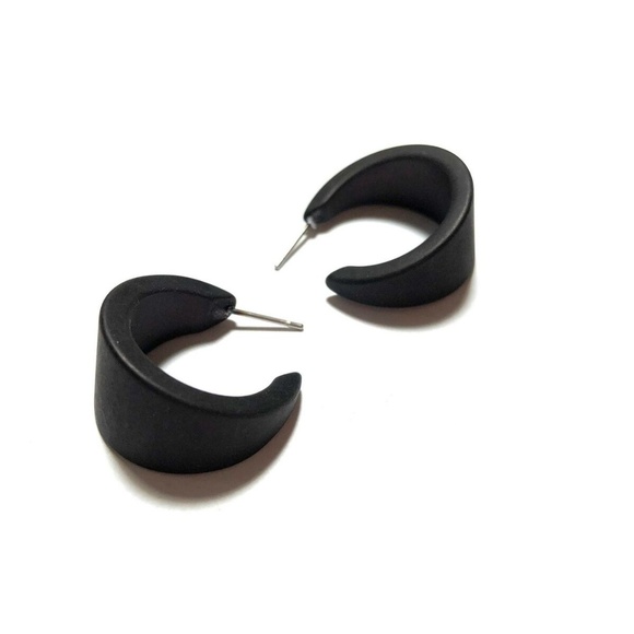 Jet Frosted Vintage Lucite Marilyn Hoops Earrings - Picture 4 of 5